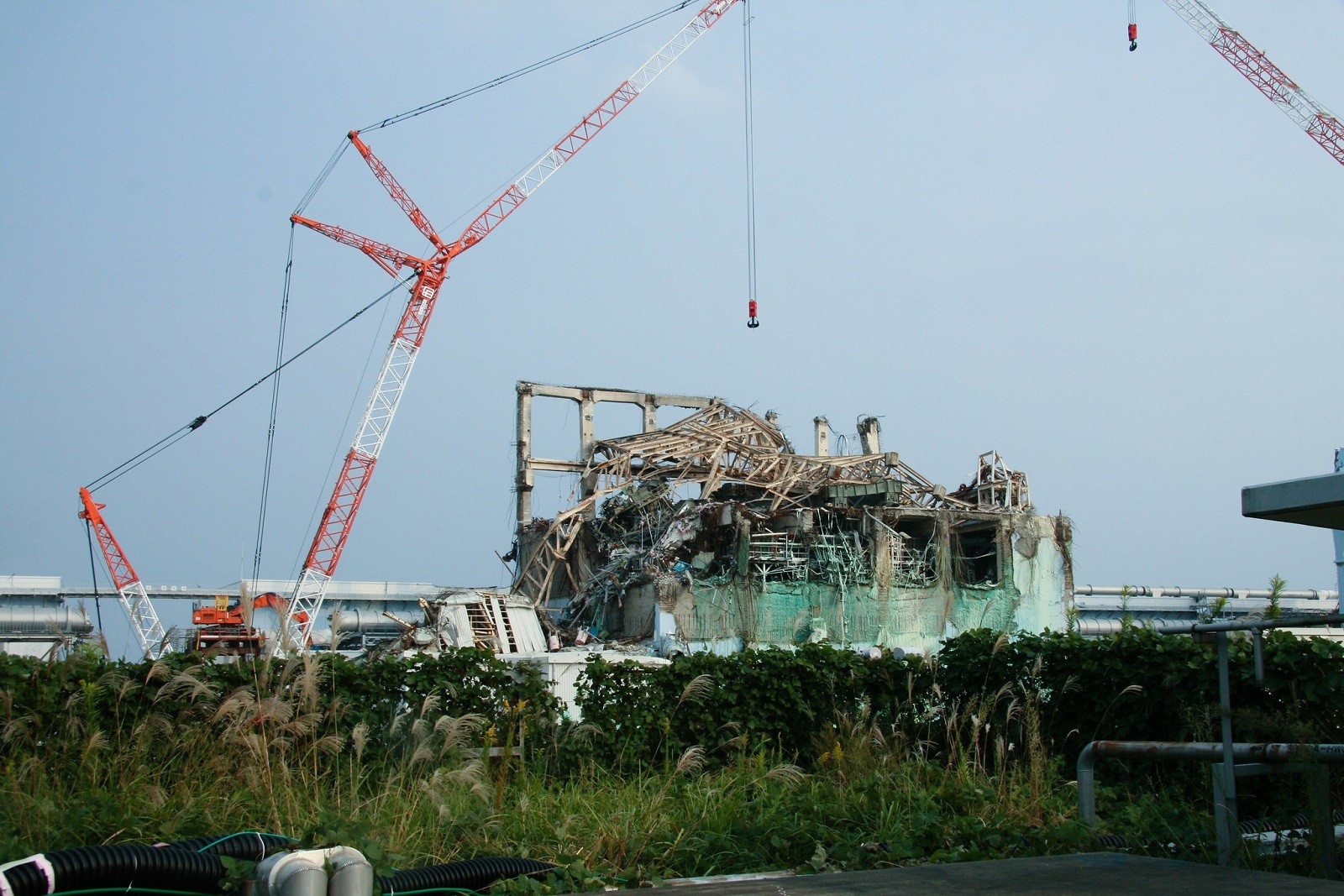Mamy zdjęcia z wnętrza elektrowni w Fukushimie. Widać na nich zagadkowe sople