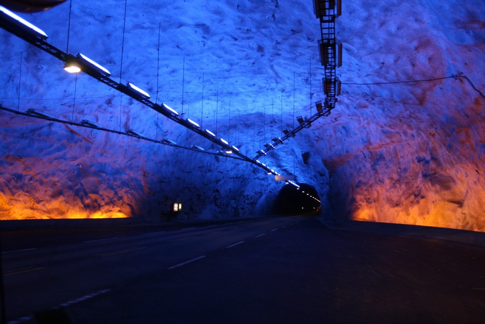 Wnętrze tunelu Lærdal w Norwegii / źródło: Patrick Reijnders, Wikimedia Commons, CC BY-SA 3.0
