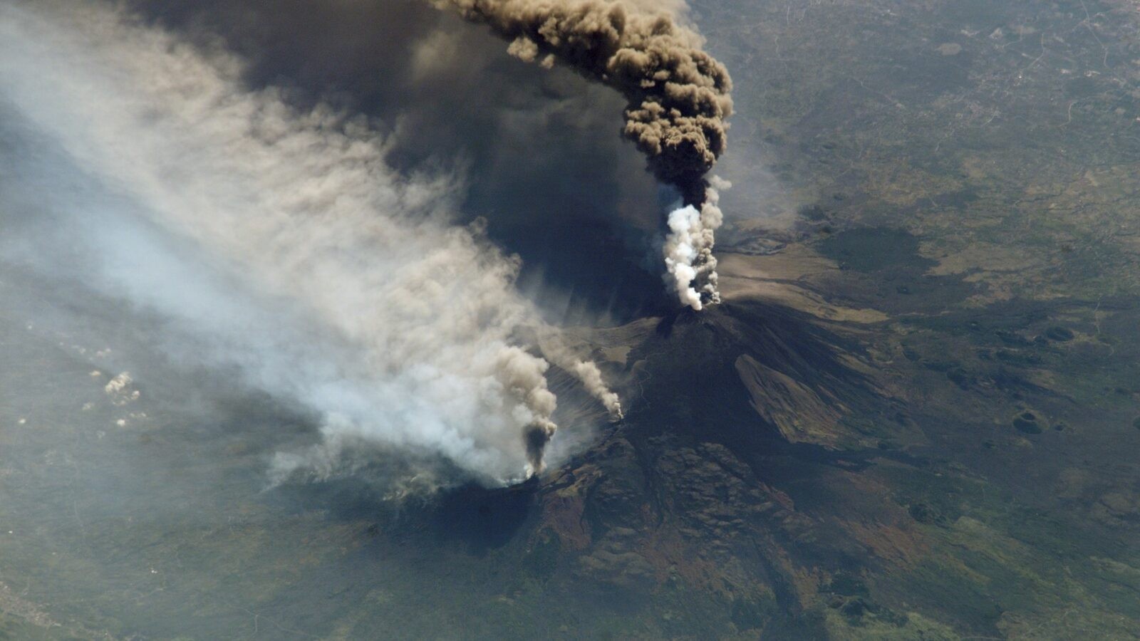 Etna, największy wulkan w Europie źródłem zjawiskowych pierścieni wirowych. Zobacz nagrania